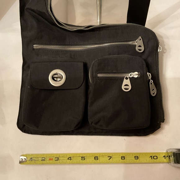Baggalini black nylon saddlebag travel purse - Picture 2 of 5